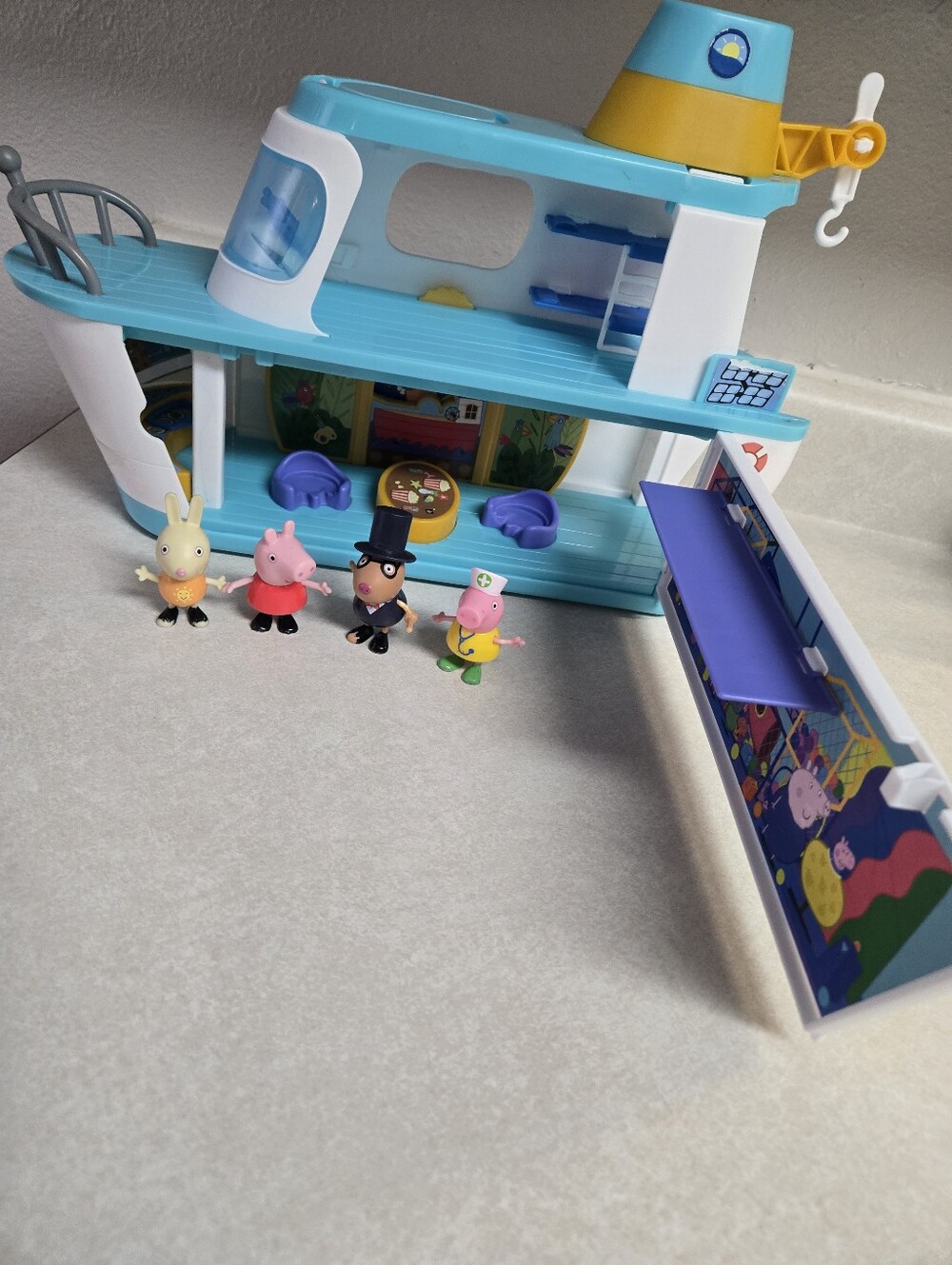 Peppa Pig Cruise Ship & Figurines